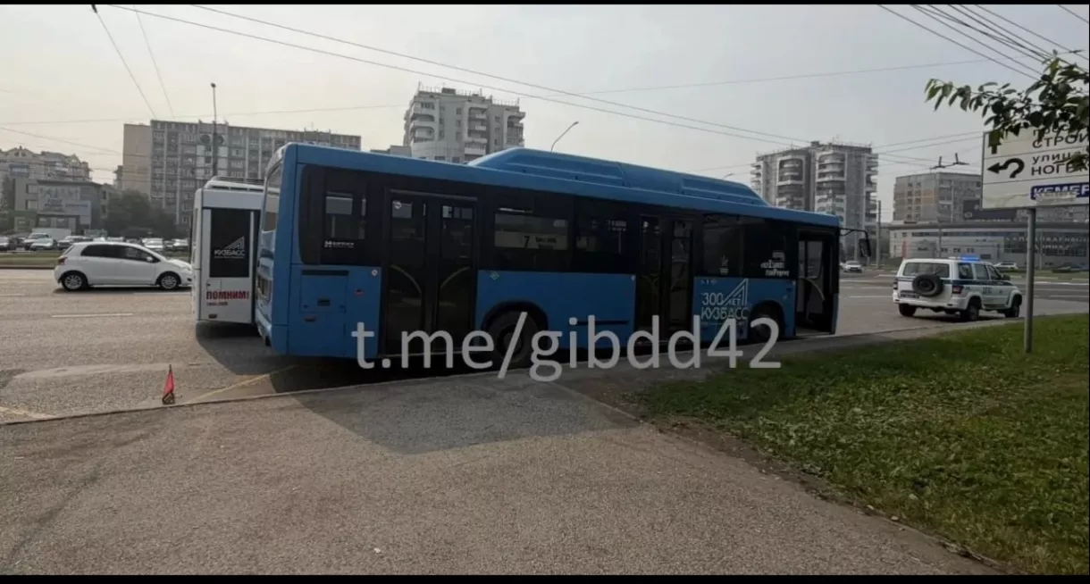 В Новокузнецке из-за манёвра водителя иномарки пассажирка автобуса получила травмы