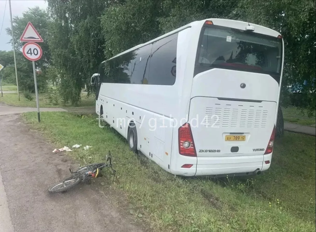 Малолетний велосипедист попал под автобус