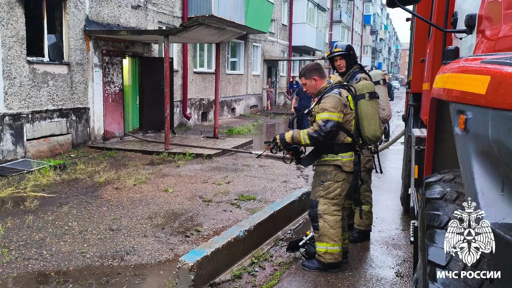 Пожарные спасли семерых человек из горящей пятиэтажки