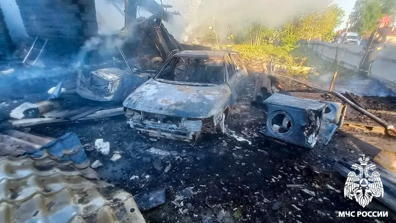 Пожар уничтожил дома и автомобили