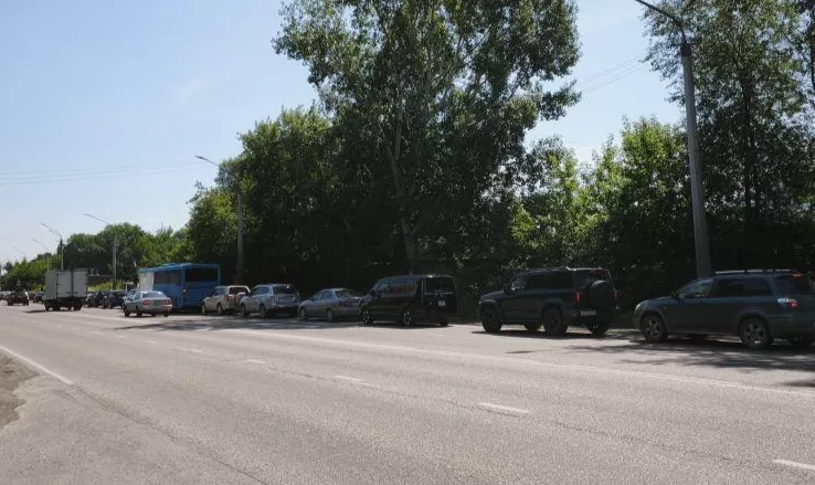 В очереди за бензином можно стоять в неположенном месте