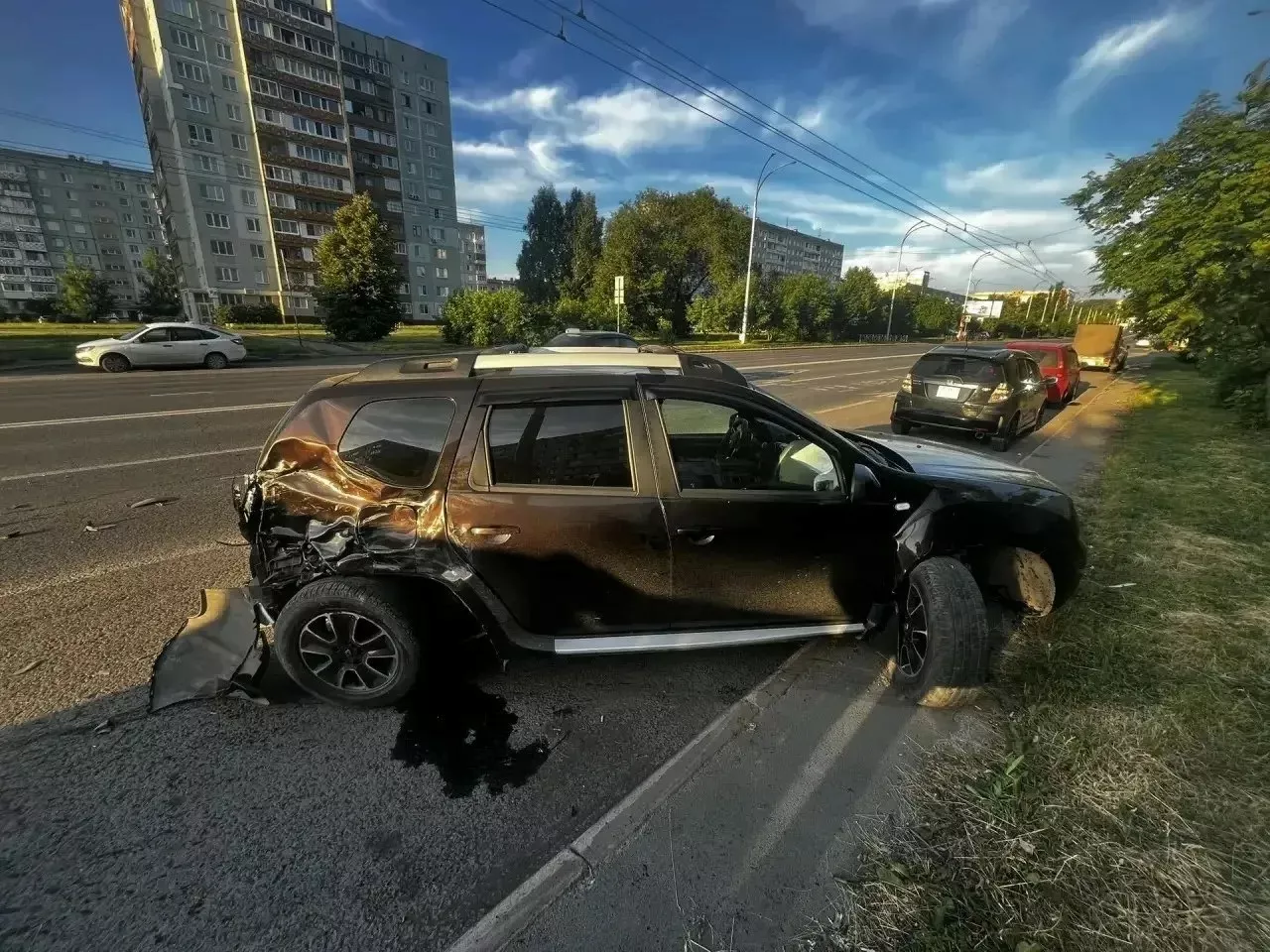 Автовладелец, уходя от погони, снёс 3 припаркованные машины