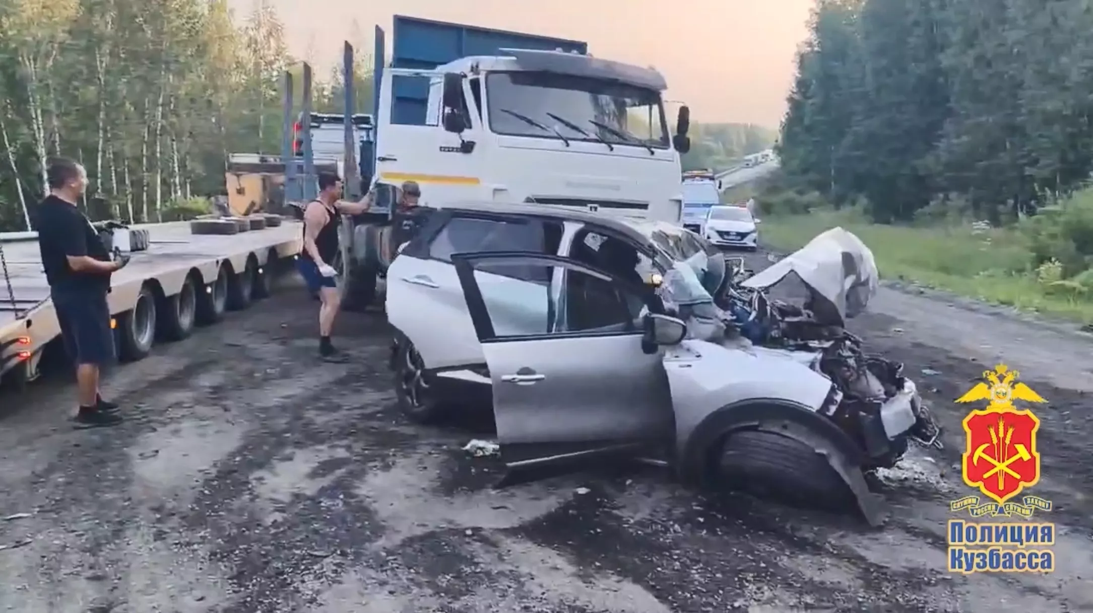 Водитель иномарки выехал на встречную полосу и попал под грузовик