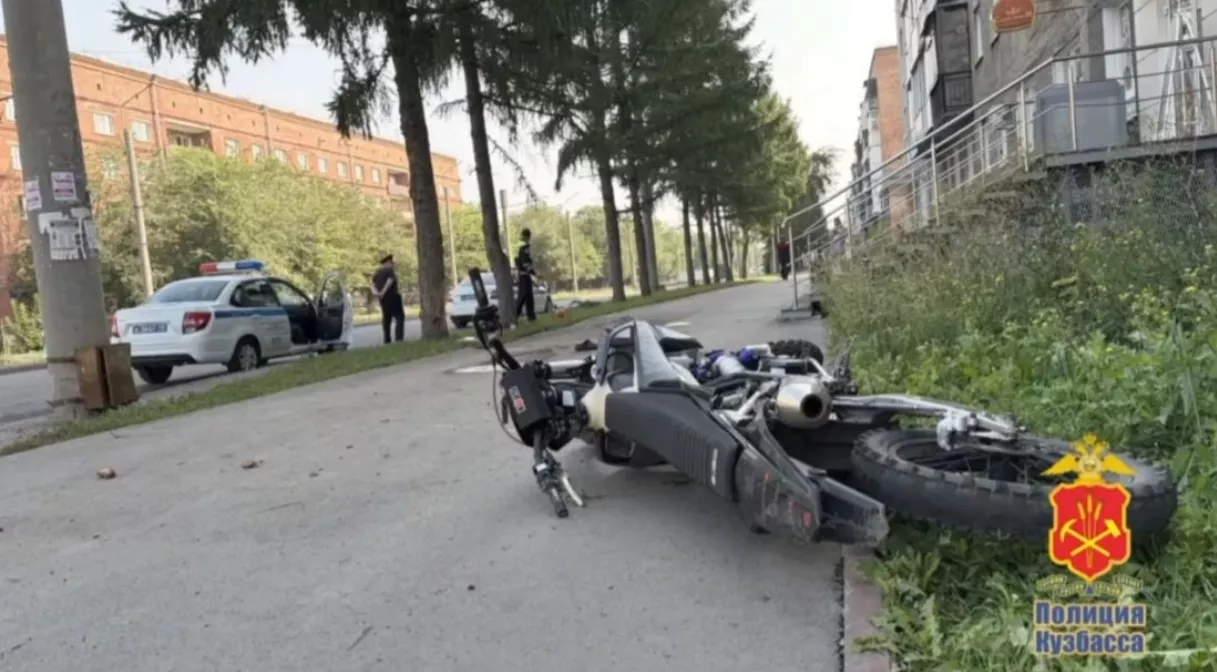 Водитель мотоцикла погиб, врезавшись в дерево и опору освещения