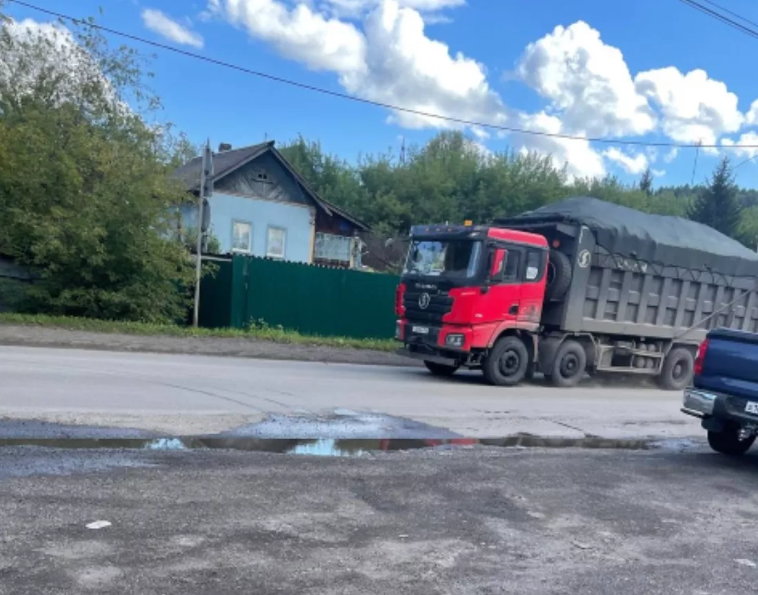 И зачем делали: только что отремонтированную дорогу в Новокузнецке разбивают углевозы
