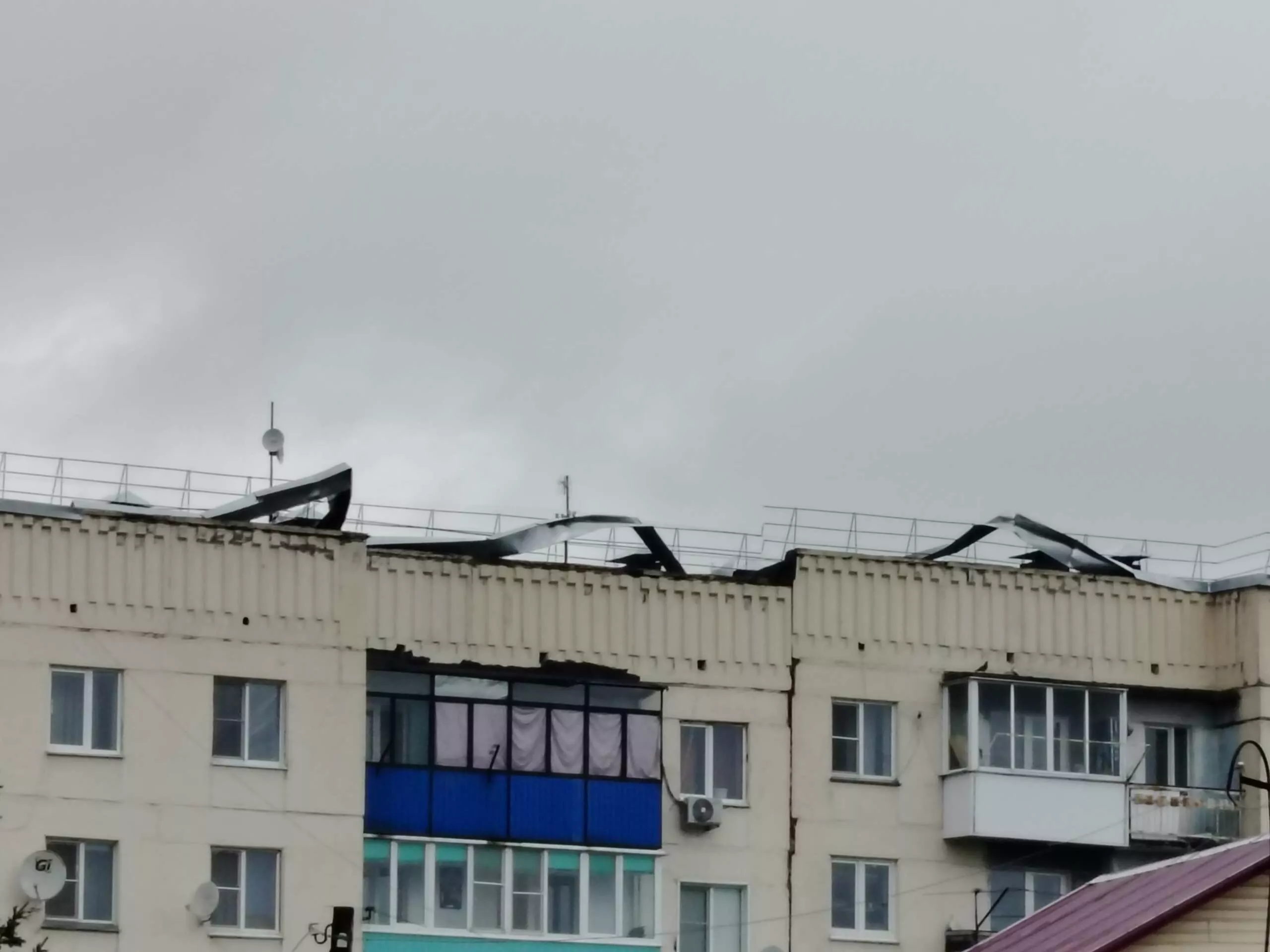 Осенний ветер весело треплет капитально отремонтированную крышу