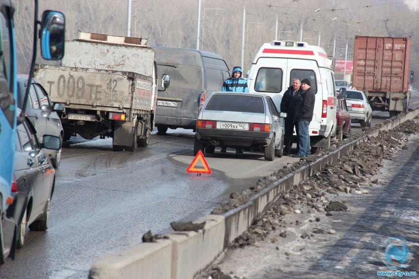 Почему пробка стоит. Пробка на мосту. Пробки Новокузнецк. Авария на Кузнецком мосту. Причины пробок на дорогах.